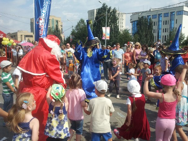 День города в Омске посетят Чарли Чаплины и Дед мороз